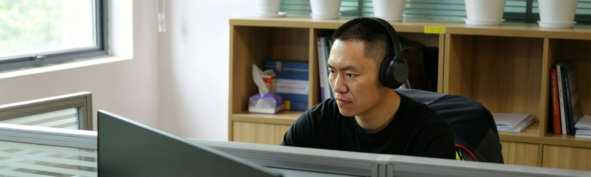 客户支持代表协助客户选择合适的工业洗衣设备。