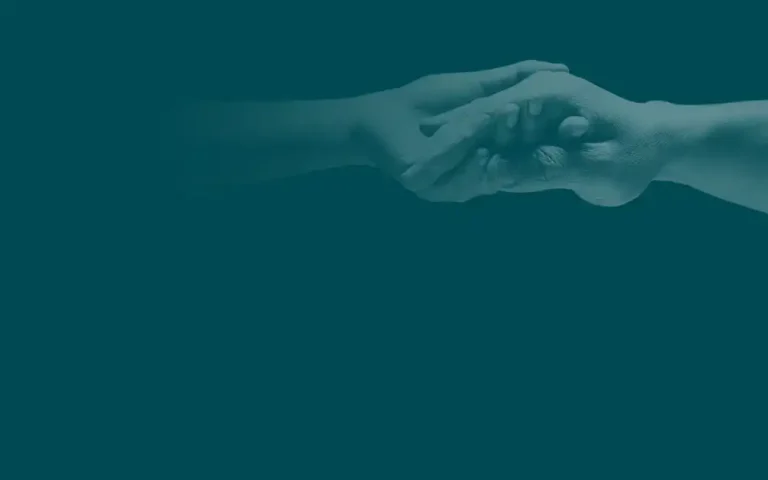 两双手紧握象征颉保 Foundation对社会影响和社区支持的承诺。