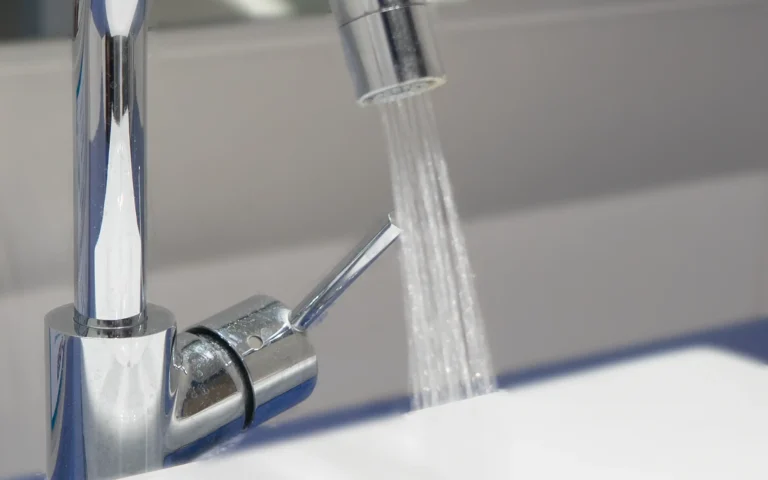 水龙头流水特写,代表颉保对环境政策和负责任资源管理的承诺。